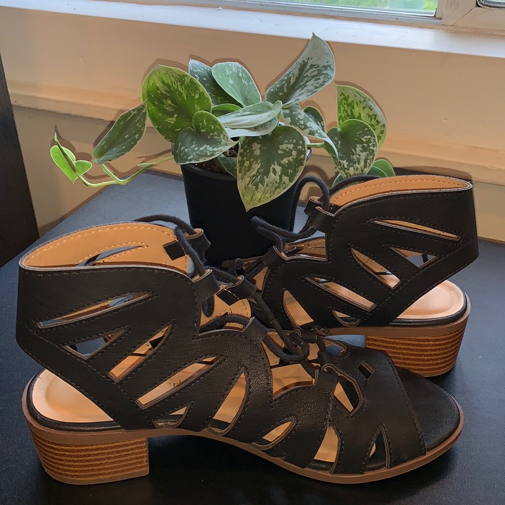 black sandals w heel
